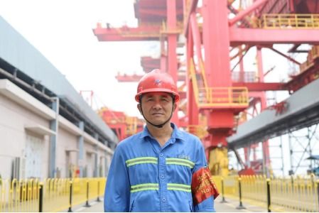 党旗在码头一线高高飘扬丨龚建德 爱岗敬业的码头班组长 装卸服务